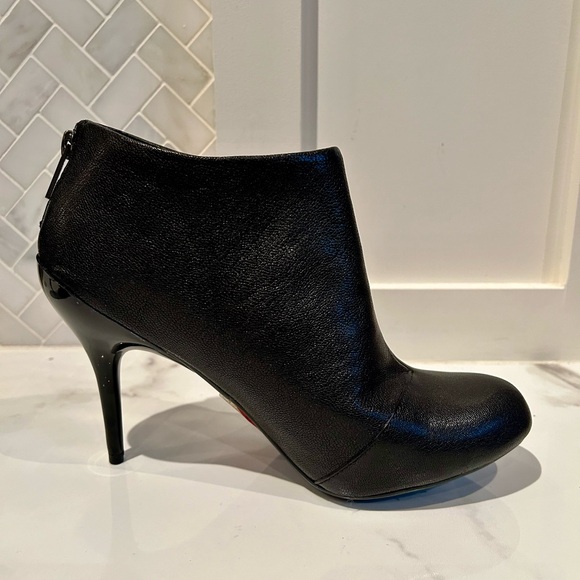 NWT! Kenneth Cole Reaction Leather Booties - Picture 2 of 6